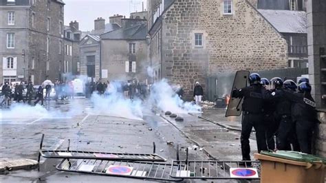 Manifestants lançant des projectiles sur des policiers sur les Champs-Élysées