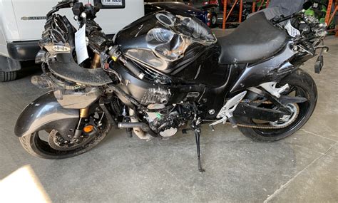 Moto de police endommagée suite à une confrontation