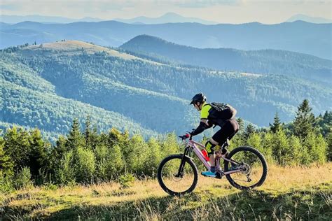 Photomontage de cyclistes sur route, VTT et gravel, portant des cuissards adaptés à leur discipline