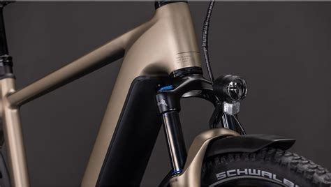Photo montrant la fourche suspendue et les larges pneus du CUBE Nuride Hybrid en action
