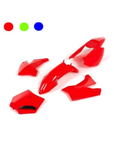 Photo d'un kit plastique de dirt bike rouge, mettant en avant la couleur vive et la forme du carénage.