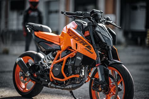 Détail de la selle et de la position de conduite sur la KTM 125 Duke