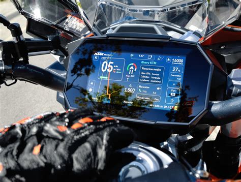 Tableau de bord TFT de la KTM 125 Duke avec connectivité smartphone