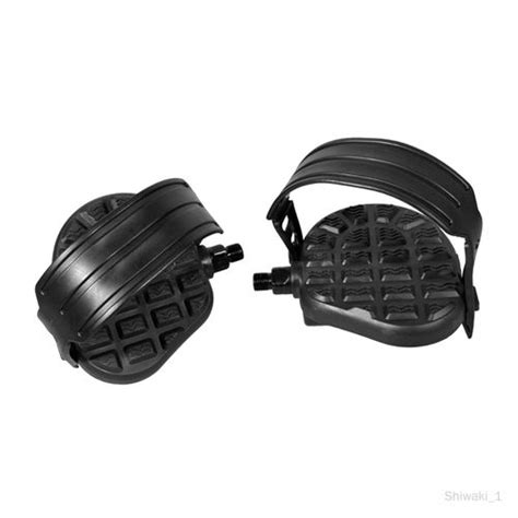 Vue rapprochée des pédales avec crampons et cages d'orteils