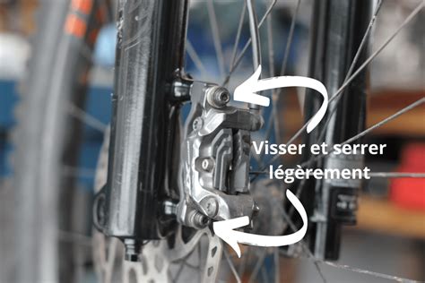 Schéma illustrant l'utilisation de deux clés spécifiques pour régler un rayon Mavic