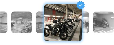 Illustration conceptuelle de la plateforme Gare ta Bécane montrant une carte avec des points de localisation de places de parking partagées pour motos.
