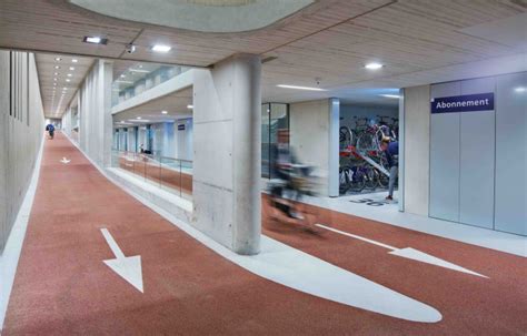 Vue aérienne du plus grand parking à vélos du monde à Utrecht, Pays-Bas, illustrant l'innovation dans le stockage des deux-roues.