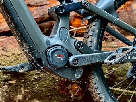 Gros plan sur le moteur Bosch et la batterie d'un VTT électrique