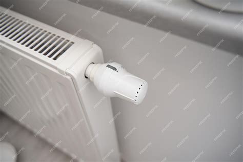 Gros plan sur le thermostat et l'afficheur LED d'un radiateur électrique