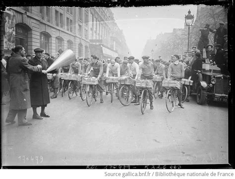 Photographie ancienne de porteurs de journaux à vélo