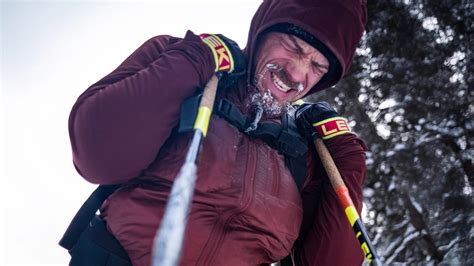 Mathieu Blanchard, la barbe gelée, franchissant la ligne d'arrivée du Yukon Arctic Ultra