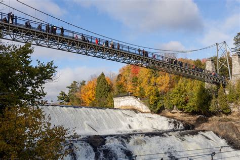 Vue panoramique de la chute Montmorency avec son pont suspendu