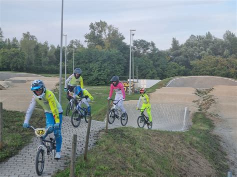 Photo des jeunes pilotes de BMX en action lors d'une course