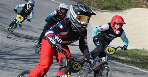 Affiche de la course BMX de Mours avec les femmes mises à l'honneur
