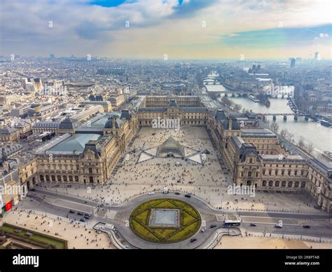 Vue aérienne d'un circuit de moto urbain fictif à Paris, intégrant des monuments emblématiques
