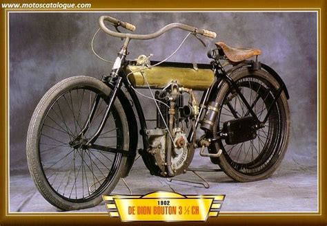Photomontage historique : une moto De Dion de 1900 aux côtés d'une moto moderne lors des JO