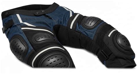 Comparaison des différents matériaux de pantalons moto : cuir, textile technique, jean renforcé