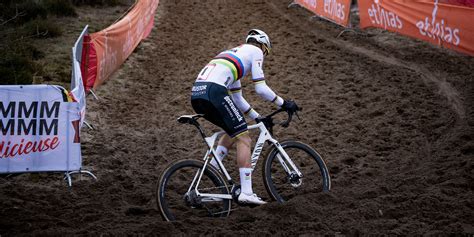 Photo d'un jeune cycliste en pleine course de cyclo-cross, focus sur la détermination