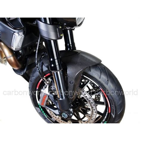 Comparaison visuelle de différents types de garde-boue moto (ABS, carbone, finition brillante)