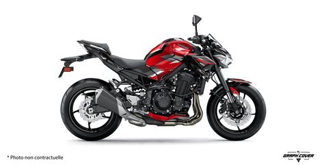 Kawasaki Z900 rouge vif avec un style agressif et sportif