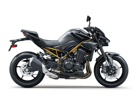 Vue avant agressive de la Kawasaki Z900 avec ses phares LED