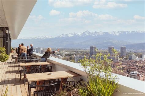 Vue panoramique du rooftop de O'Sullivans Grenoble sur les massifs environnants