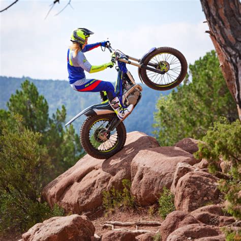 Vue aérienne du terrain de moto trial entouré de montagnes et de forêts