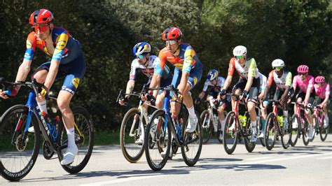 Cycliste solitaire en tête de course sur un circuit vallonné