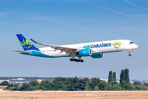 Photo d'un équipage Air Caraïbes souriant et accueillant