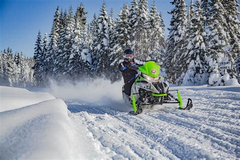 Motoneige Arctic Cat ZR 8000 Sno Pro 2018 en action sur un sentier enneigé