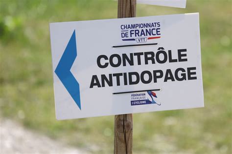Schéma illustrant la structure de la lutte antidopage dans le cyclisme, montrant les relations entre l'UCI, la CADF et l'ITA.