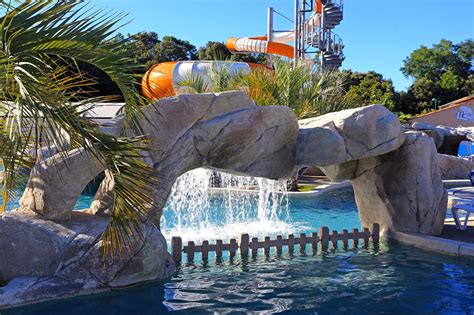 Espace aquatique familial avec toboggans et cascade