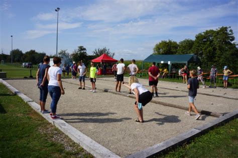 Terrains de pétanque et city stade dans un cadre arboré