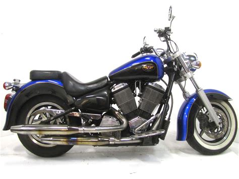 Ingénieurs travaillant sur le moteur V-twin de la Victory V92C