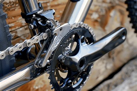 Illustration comparant le tirage traditionnel d'un dérailleur avant avec le nouveau système Side Swing, mettant en évidence le gain d'espace et l'efficacité du mouvement.