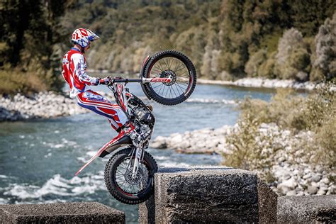 jeune pilote de moto trial en action