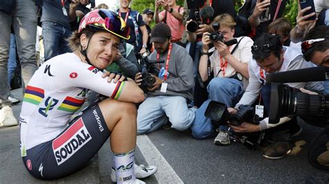 Photo de Kim Le Court célébrant sa victoire sur Liège-Bastogne-Liège.