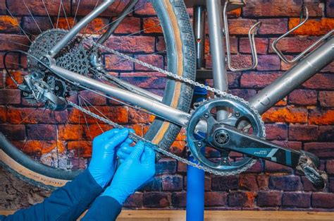Schéma montrant comment vérifier la longueur et l'alignement d'une chaîne de vélo
