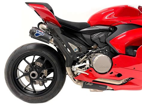 Photo d'un échappement Akrapovič en titane sur une Ducati Panigale
