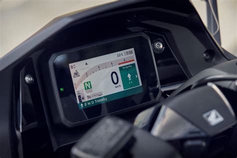Tableau de bord TFT du Honda Forza 750 avec affichage des informations de conduite et connectivité