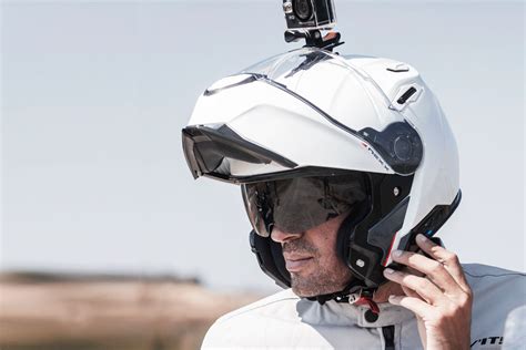 Vue éclatée d'un casque moto montrant l'écran solaire intégré