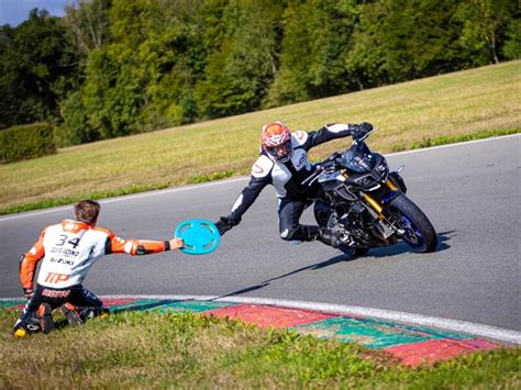 Une passagère sur une moto sportive, s'accrochant au pilote.