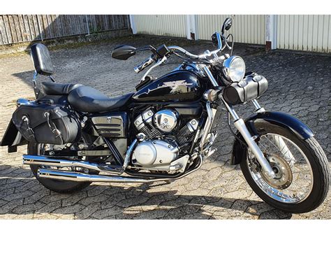 Photo d'une Honda Shadow 125 personnalisée avec des ornements de garde-boue chromés