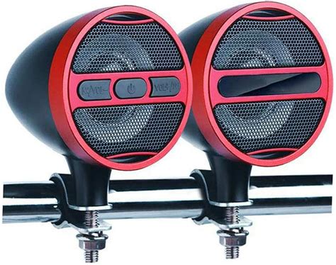 Image de calandres chromées élégantes montées sur des haut-parleurs de moto