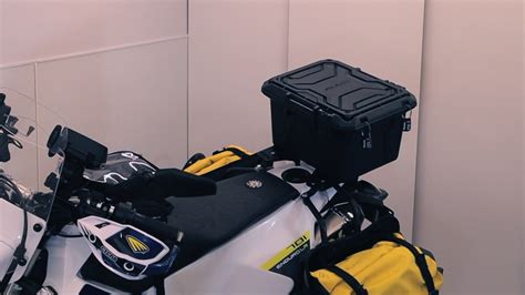 Schéma d'installation d'un kit d'enceintes dans un top case de moto