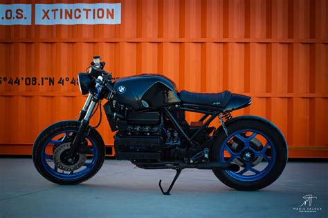 Vue latérale d'une BMW K100 avec un carénage de style café racer