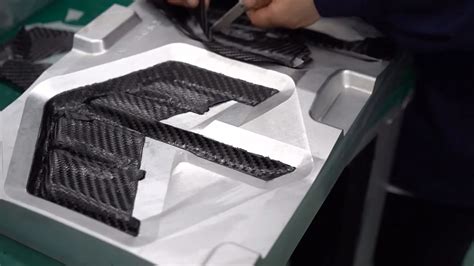 Illustration du processus de durcissement d'une pièce en fibre de carbone dans un autoclave.
