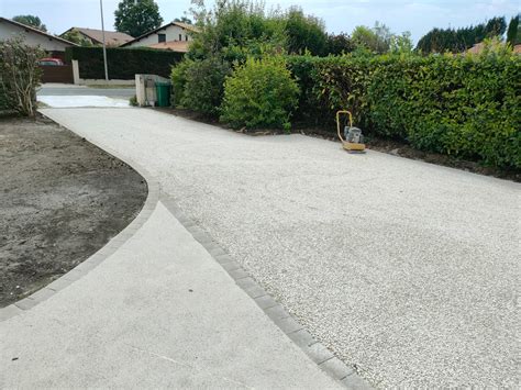 Détail des nouvelles allées pavées et des chemins en sable et ciment