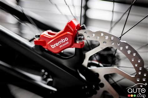 Détail de la fourche Sachs et des freins Brembo sur la Nuda 900 R