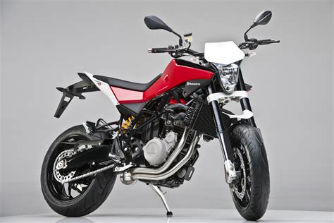Vue arrière effilée et échappement de la Husqvarna Nuda 900 R